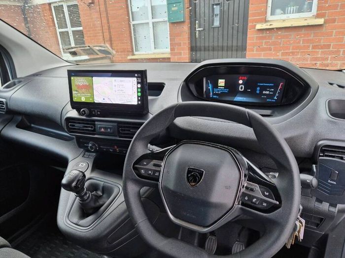 Peugeot Partner 2024, 1.5L. Low mileage km's.
