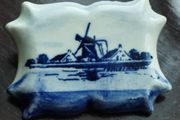 Vintage Delft blue ceramic brooch, hand painted.