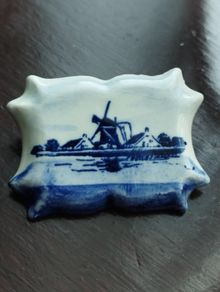 Vintage Delft blue ceramic brooch, hand painted.