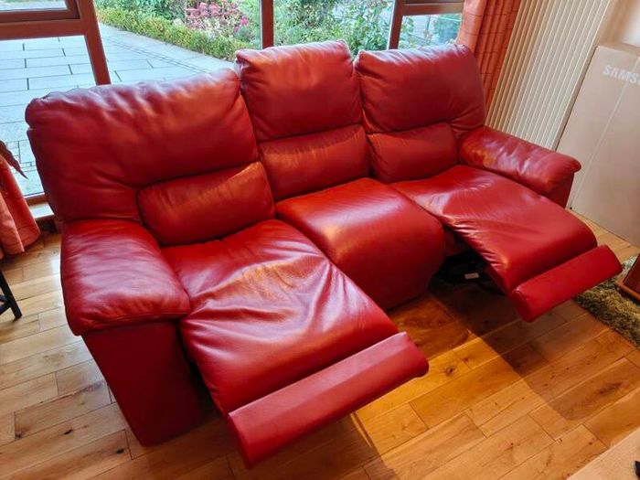 Burgundy Red 3-seater double-recliner couch