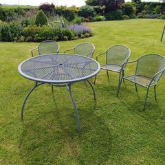 garden table and chairs