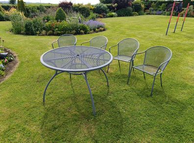 garden table and chairs