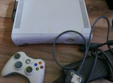 Xbox360 120GB  +1Pad (one game)