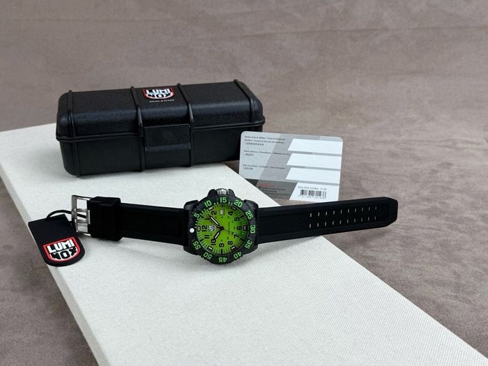 (Brand New)Luminox - Sea Lion Date Green