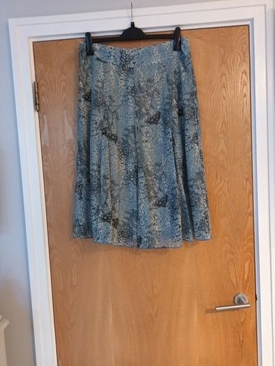 B. Young Skirt.  S. 12.   New - No Tag.