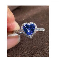 Beautiful Ring With Sparkly Gems size 10