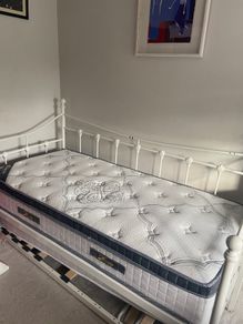 White metal day bed with mattress