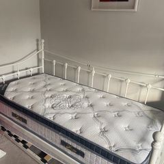 White metal day bed with mattress