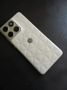 Motorola Edge 70 Cloud Dancer edition