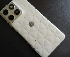 Motorola Edge 70 Cloud Dancer edition