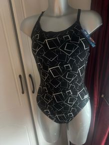 BNWT Zoggs Aqualast 100 % chlorine proof High leg Black & White Sprint back swimsuit size UK12 EU40 Postage included