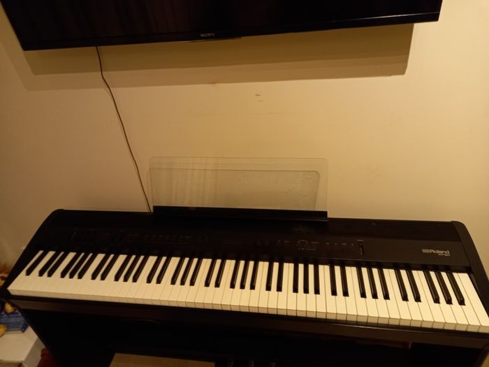 Roland electric  piano fp60 model in Black.