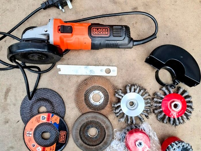 Black+Decker Angle Grinder 710W + Discs & Wire Brush Kit