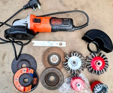 Black+Decker Angle Grinder 710W + Discs & Wire Brush Kit