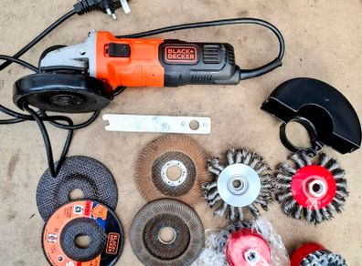 Black+Decker Angle Grinder 710W + Discs & Wire Brush Kit