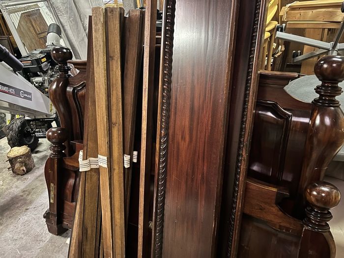 King Size Solid Wood Sleigh Bed. Mahogany Style. Excellent Condition
