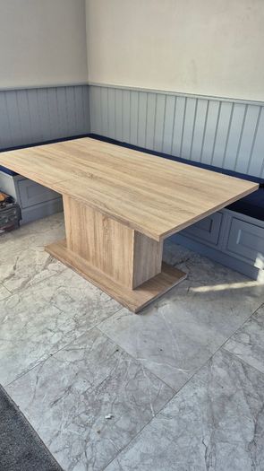 Dining Table in very good condition