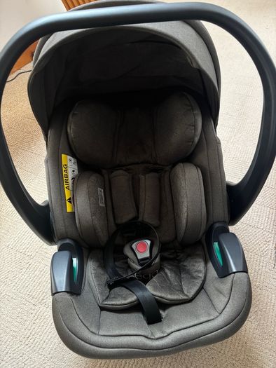 Egg 2 Egg Shell Infant car seat and 2 isofix bases