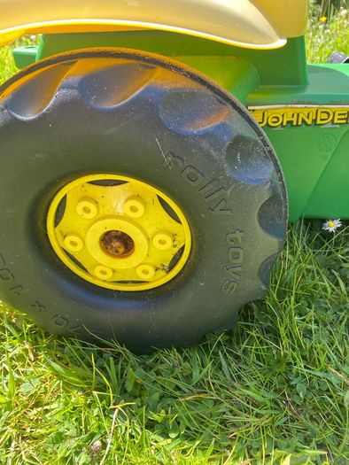 Kids ride on tractor