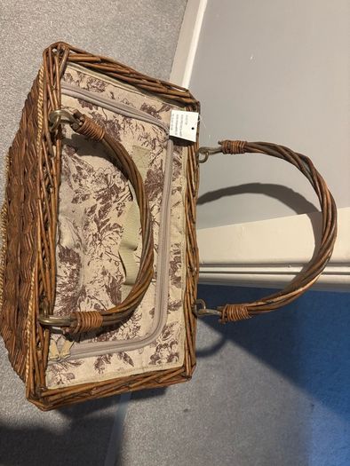 Wicker wine hamper basket