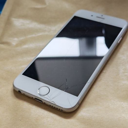 Apple iPhone 6 - 16GB - Silver - Cracked Screen - Activation Locked (For Parts / Repair)