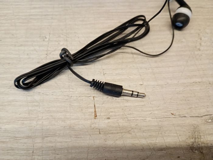 Bulk earphones 100x Pack | Basic Earbuds, Dot Headphones, Black in-Ear Earbuds, Disposable Headphones, 3.5 MM Audio Jack Stereo Earphones for Schools, Kids, Classrooms & Libraries