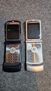 2x Motorola Razr v3 Flip Phones  Untested, No Batteries