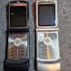 2x Motorola Razr v3 Flip Phones  Untested, No Batteries