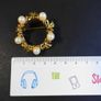 Vintage small round gold tone, ribbons & faux pearls brooch Image 3
