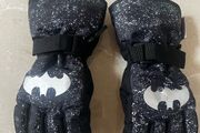 H&amp;M Kids Batman Ski Gloves Age 6-8
