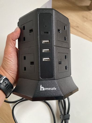 Power tower extension lead with 8 plugs, 3 USB-B and 1 USB-C socket