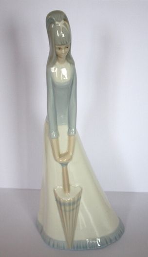 Porcelanas Miquel Requena Statue