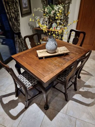 Beautiful Extendable Table, Chairs & Bench