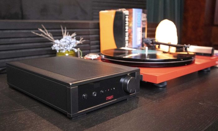 Rega Io Amplifier with Phono stage high quality amplifier as new with Remote