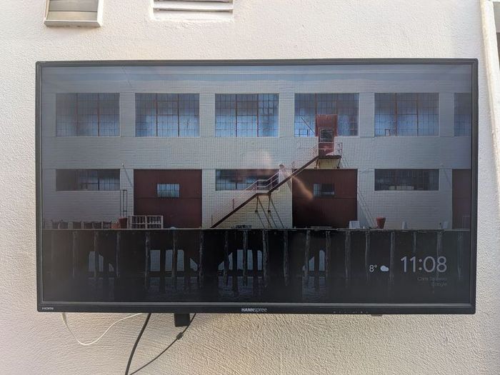 Hannspree Outdoor Monitor Setup + Weatherproof Cover and Google Chromecast