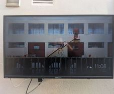 Hannspree Outdoor Monitor Setup + Weatherproof Cover and Google Chromecast