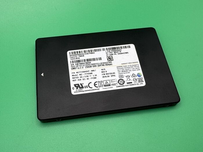 Bundle of Samsung Cm871a 256gb Sata SSD Drives