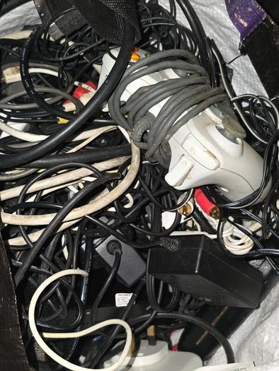 Joblot Electronics: controller, mobile + laptop chargers, laptop batteries, cables, etc