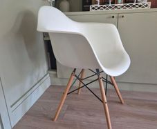 eames style bucket chair