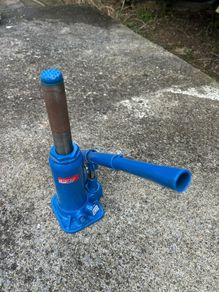Hydraulic bottle jack