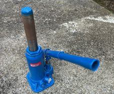 Hydraulic bottle jack