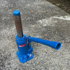 Hydraulic bottle jack