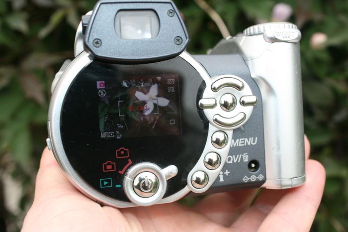 Konica Minolta Dimage Z2 4MP Digital Camera 10x Optical Zoom
