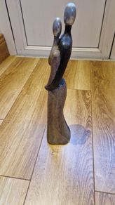 Sculpture of a couple standing