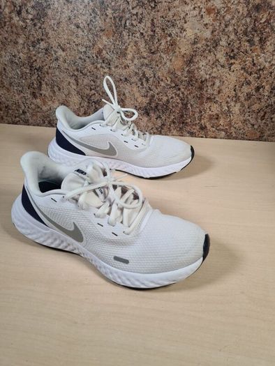 Womens NIKE REVOLUTION 5 trainers runners white Size UK 6 EU 40  boys girls