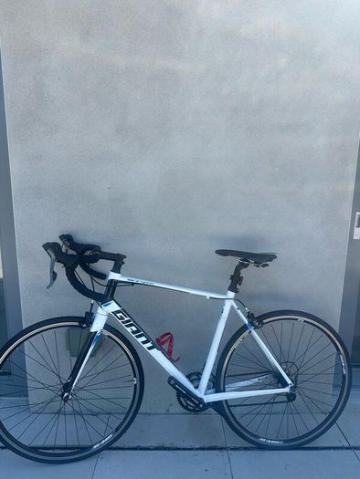 Giant Defy 4 Adult Road Bike