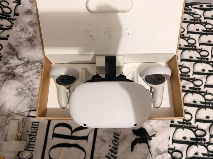 Meta Quest 2 128GB VR  Barely Used + Twist Strap