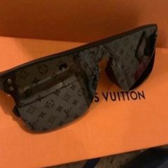Louis Vuitton (Sun Glasses & Card)