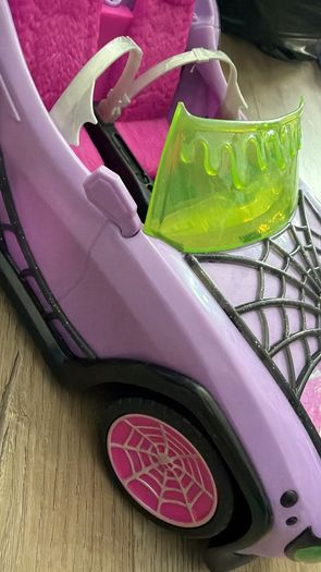 Monster high dolls & car