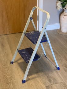 Two tier stepladder